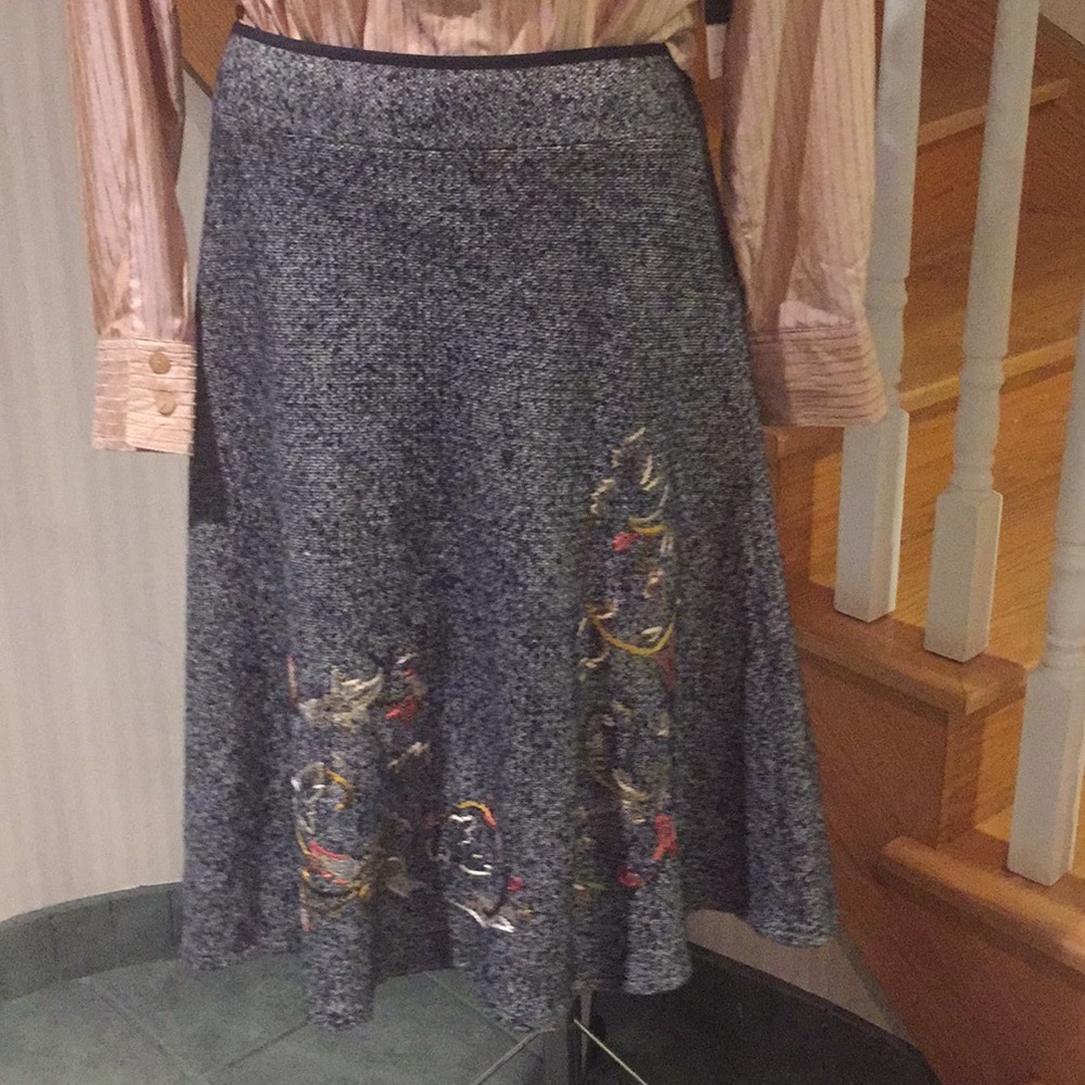 ⬇️price drop Black and white skirt with embroidery
